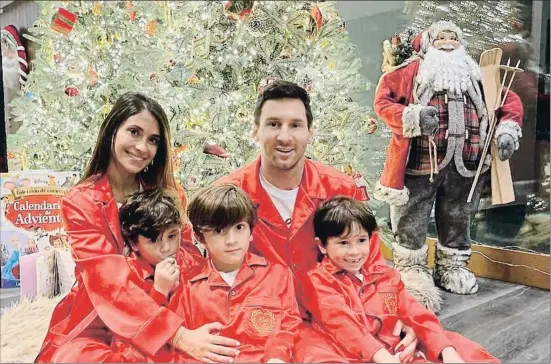  ?? INSTAGRAM ?? La Navidad de los Messi. Antonela Roccuzzo, la mujer de Messi, colgó una foto en sus redes sociales junto al argentino y sus hijos Thiago, Mateo y Ciro. Todos están en Rosario (Argentina) y el futbolista volverá el domingo 27, dos días antes del Barça-eibar