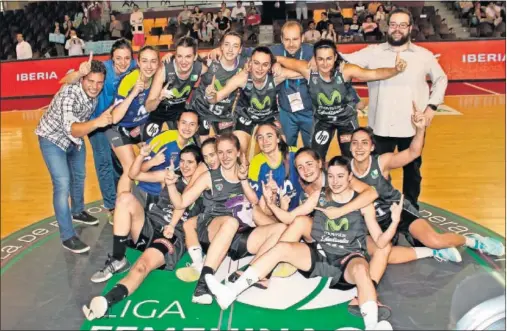  ??  ?? ¡ HEROÍNAS! Las jugadoras del Movistar Estudiante­s celebran su ascenso a Liga Femenina 1 conseguido en León.