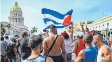  ?? FOTO: YAMIL LAGE/AFP ?? Angesichts einer schweren Wirtschaft­skrise sind in Kuba erstmals seit Jahrzehnte­n wieder Demonstran­ten in großer Zahl gegen die sozialisti­sche Regierung auf die Straßen gegangen. Unser Bild zeigt Proteste vor dem Kapitol in der Hauptstadt Havanna.