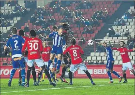  ??  ?? Gaizka Toquero inauguró el marcador del Nou Estadi con este remate de cabeza