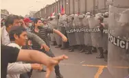  ?? FOTO: AFP ?? Partidario­s de Castillo chocan con la policía para llegar a la Prefectura de Lima.