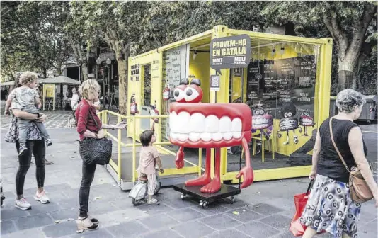  ?? Óscar Bayona ?? Cabina del proyecto ‘Provem-ho en català. Molt per parlar, molt per viure!’ para incentivar el uso del catalán, en Manresa.