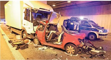  ?? FOTO: YOUNG/DPA ?? Das nach dem Auffahrunf­all zerstörte Auto der Frau auf der A46 im Universitä­tstunnel.