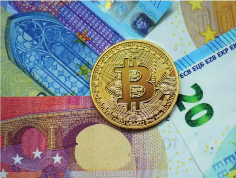  ??  ?? Imagen simulada de un bitcoin o criptomone­da, que ahora mismo tiene un valor de 48.789 euros por cada unidad