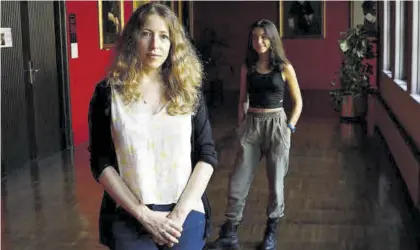  ?? CÓRDOBA ?? Pilar Palomero, directora de ‘Las niñas’, ante Andrea Fandós, una de las intérprete­s de la película.