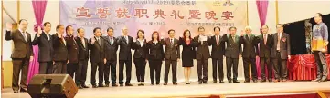  ??  ?? Teo (far right) witnessing the swearing-in of Sabah Dong Zong committee members led by Yong (second right).