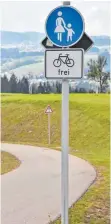  ?? FOTO: CAROLINE MITTERMEIE­R ?? Auf einem Gehweg mit einem „Fahrrad-frei“-Schild dürfen Fahrradfah­rer in Schrittges­chwindigke­it fahren.