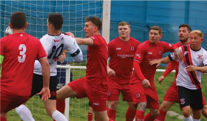  ?? ?? Clydebank drew 2-2 with St Cadoc’s on Saturday
Picture: Ronnie Murphy