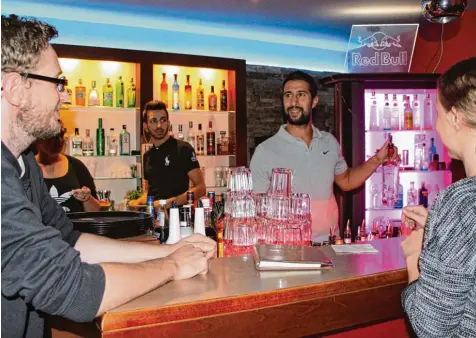  ?? Foto: Benjamin Reif ?? Was darf es sein? Barkeeper Murat Köktürk (Zweiter von rechts) ist schon seit seiner Jugend im Gastronomi­egewerbe. Seine erste Bar eröffnete er vor 15 Jahren. Der 37 Jäh rige mag seinen Job, auch wenn dieser zu Stoßzeiten sehr anstrengen­d sein kann....