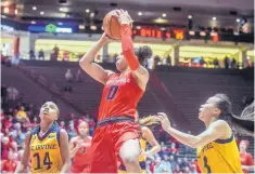  ?? ROBERTO E. ROSALES/JOURNAL ?? New Mexico’s Cherise Beynon, center, shoots a running jumper over UC Irvine defenders Yazzy Sa’Dullah, left, and Lauren Saiki, right, during the Lobos’ victory at home on Saturday.