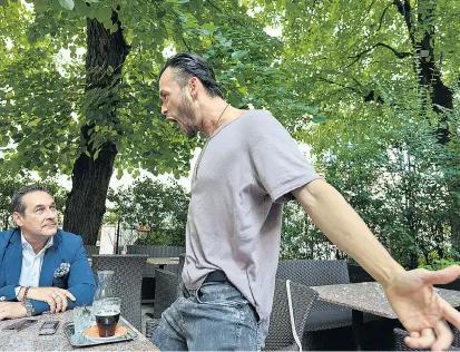  ??  ?? Der Rapper Lukas Plöchl war schon einmal auf einer Wahlverans­taltung von Heinz-Christian Strache. Während des Sommergesp­rächs zeigt er dem Parteichef der Blauen, wie er FPÖ-Fans damals beim „HC, HC“-Schreien wahrgenomm­en hat.