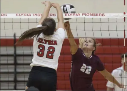  ?? JEN FORBUS — THE MORNING JOURNAL ?? Elyria’s Madi Smith reaches up to block a hit from Rocky River’s Olivia Young.