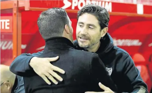  ?? LA OTRA FOTO ?? Víctor, saludando al entrenador del Numancia antes del partido.