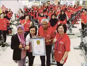  ?? PIC BY MUHAIZAN YAHYA ?? Perak Health, Consumer Affairs, National Integratio­n and Human Resources Committee chairman A. Sivanesan (front row, second from right) and Pantai Hospital Ipoh chief executive officer Chong Siet Fong (on his left) at the Spin Your Heart 2018 campaign in Ipoh yesterday.