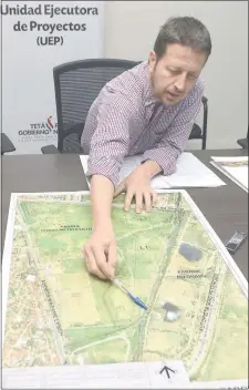  ??  ?? Ing. Dieter Krauch, de la Unidad Ejecutora de Proyectos (UEP) del MOPC, con el mapa del proyecto de las lagunas.