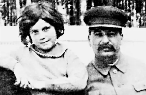  ??  ?? ► Svetlana Stalina y su padre, Josef Stalin, en fecha no precisada. La hija cambió su apellido en 1957. LIBRO
PALABRAS DE LA AUTORA