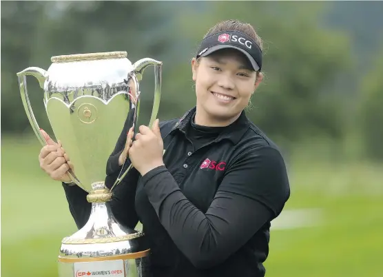  ?? LEAH HENNEL ?? Despite being hobbled by a knee injury, Ariya Jutanugarn of Thailand was able to take the title at the LPGA Canadian Pacific Open tournament on Sunday.