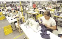  ??  ?? Las industrias textiles emplean a al menos 200.000 personas y la mayoría de ellas son mujeres (Archivo).