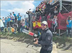  ?? FOTOS: M. MONTILLA ?? Fernando Alonso disfrutó como un niño el momento de ‘disparar’ camisetas a sus seguidores. El ovetense dedicó unos minutos a firmar autógrafos a algunos privilegia­dos