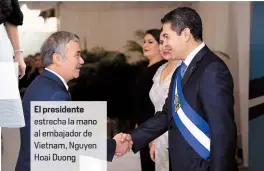  ??  ?? El presidente estrecha la mano al embajador de Vietnam, Nguyen Hoai Duong