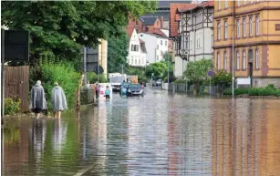  ?? Foto: Ittig/NEWS5/dpa ?? 56 Liter Wasser pro Quadratmet­er und Stunde: Meiningen am Wochenende