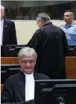  ??  ?? PETER DEJONG - POOL | AFP Juízes do Tribunal Penal Internacio­nal em dificuldad­e