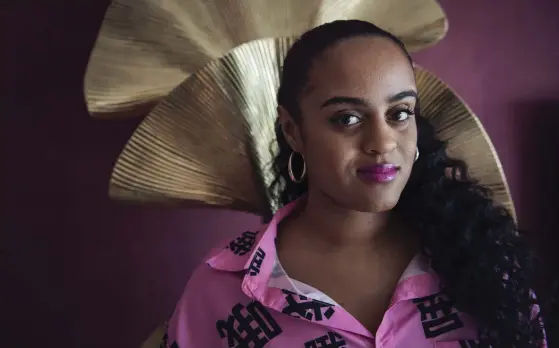  ?? FOTO: TT/STINA STJERNKVIS­T ?? På sitt andra album I’m a dream försöker Seinabo Sey vara tydligare på det personliga planet. ”Jag bestämde mig för att sluta använda så mycket metaforer eftersom jag ville utmana mig själv att verkligen förstå hur jag känner”, säger hon.