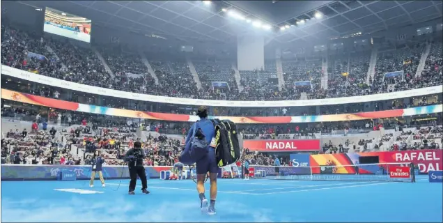 ??  ?? ÍDOLO. Rafa Nadal abandona la pista del National Tennis Stadium de Pekín, donde le adoran y en la que buscará su segundo título en el ATP 500 de la capital de China.