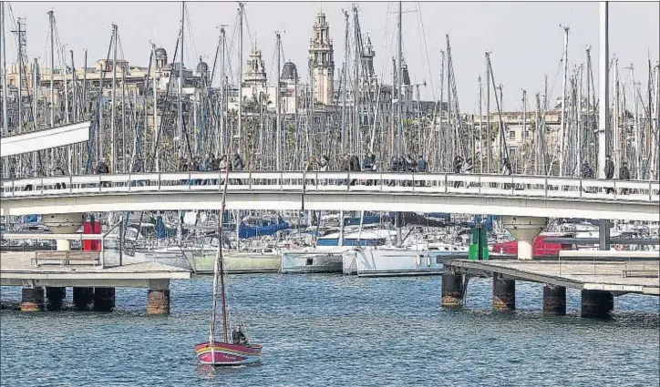  ?? CÉSAR RANGEL ?? Rambla de mar. Un veterano velero junto al puente móvil que permite el acceso a los clubs náutico y marítimo en el Port Vell