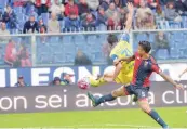  ??  ?? La prodezza di Sergio Pellissier, 36 anni, con il Genoa