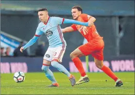  ?? FOTO: EFE ?? Iago Aspas pugna con Ignasi Miquel El de Moaña estuvo muy lejos de su mejor nivel