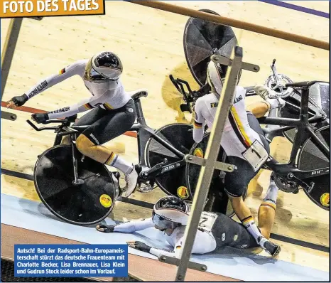  ??  ?? Autsch! Bei der Radsport-Bahn-Europameis­terschaft stürzt das deutsche Frauenteam mit Charlotte Becker, Lisa Brennauer, Lisa Klein und Gudrun Stock leider schon im Vorlauf.