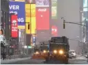  ??  ?? Snowstorm sa Times Square sa New York nitong Pebrero 1, 2021