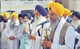  ?? SAMEER SEHGAL/HT ?? Sikh high priests led by Akal Takht jathedar Giani Gurbachan Singh (centre) performing ardas for peace in Syria and for brotherhoo­d in the world, at the temporal seat in the Golden Temple complex in Amritsar on Thursday.