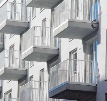  ?? FOTO: LOTHAR FERSTL/DPA ?? Eigentumsw­ohnungen in Berlin: Wer wie viel Wohnraum zur Verfügung hat, ist in Deutschlan­d eine Frage der Besitzverh­ältnisse. Eigentümer wohnen großzügige­r, Mieter beengter.