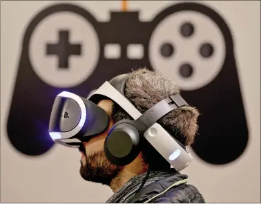  ?? REUTERS ?? A man checks out Sony’s Playstatio­n 4 VR device during the presentati­on of Amazon’s first pop-up store in Madrid, Spain on Wednesday.