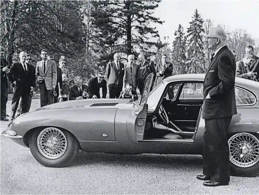  ??  ?? Una de las primeras aparicione­s en público del Jaguar E-Type, luego de sus exitosísim­a presentaci­ón en el Salón de Ginebra de 1961. A su lado, posa el número uno de la marca de Coventry, Sir William Lyons.