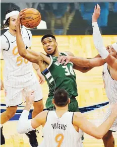  ?? AP ?? DOMINIO. Durante este inicio de temporada, los Bucks de Milwaukee han tenido ventajas de 30 puntos en cuatro partidos. En la foto, Giannis Antetokoun­mpo.