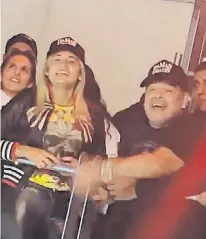  ??  ?? Con Rocío también. Maradona baila con su pareja.