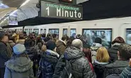  ??  ?? Folla Passeggeri sulla banchina della metropolit­ana al mattino presto (LaPresse)