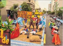  ?? JUAN FAUSTOS / EXPRESO ?? 1. Atracción. Los carros alegóricos captaron la atención de la mayoría.