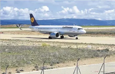  ?? AEROPUERTO DE TERUEL ?? Uno de los aviones procedente­s de Alemania que aterrizaro­n ayer en el Aeropuerto de Teruel.
