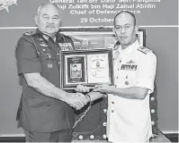  ?? — Gambar Bernama ?? PENGISYTIH­ARAN: Zulkifli (kiri) menerima Anugerah ‘Hall of Fame’ Ke-10 daripada Komandan Maktab Pertahanan Angkatan Tentera (MPAT), Datuk Sabri Zali di MPAT, dekat Kuala Lumpur, semalam.