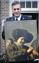  ??  ?? Heiß begehrt ist wohl dieses Gemälde des niederländ­ischen Künstlers Frans Hals (1580–1666). Sein bekanntes Werk „Zwei lachende Jungen“wurde zum dritten Mal gestohlen. Diebe brachen in das Museum Hofje van Mevrouw van Aerden in Leerdam ein. Die Ermittler hoffen, dass sie das Artefakt wie bei den vorigen Malen wieder zurückhole­n können.