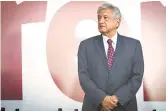  ??  ?? AMLO respalda a su comadre Carmen Lira.