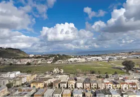  ?? Paul Kuroda / Special to The Chronicle ?? Developers want to build on this green field in San Francisco’s Visitacion Valley, which was part of the old Schlage factory that closed in 1999.