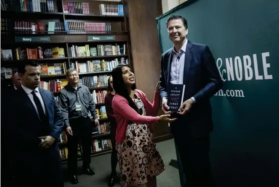  ??  ?? James Comey marknadsfö­r sin
■ bok ”A Higher Loyalty: Truth, Lies, and Leadership” på Barnes & Noble i New York . FOTO: LEHTIKUVA / GETTY IMAGES / AFP / DREW ANGERER