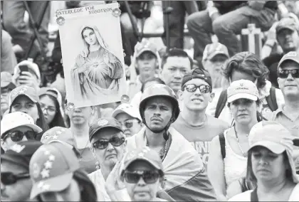  ??  ?? La oposición venezolana organizó ayer una manifestac­ión religiosa en Caracas para recordar a los más de 70 fallecidos durante las protestas, exigir la libertad de los detenidos y orar por la paz en en el país ■ Foto Xinhua