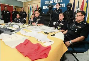  ??  ?? Briefing the press: DCP Kamarulzam­an speaking to members of the media at Ampang Jaya police headquarte­rs.