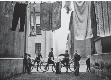  ??  ?? Kinder in den Straßen Düsseldorf­s. Die undatierte Aufnahme aus den 1960er Jahren stammt von Volker Krämer, damals Fotograf unserer Zeitung. Das Bild ist in der Ausstellun­g „Mensch Düsseldorf“in der Galerie Breckner zu sehen.